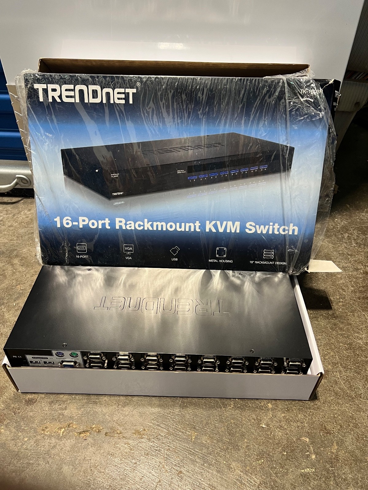 TRENDnet TK-1603R 16-Port Rackmount USB/PS2 KVM Switch VGA Console – New / Open 