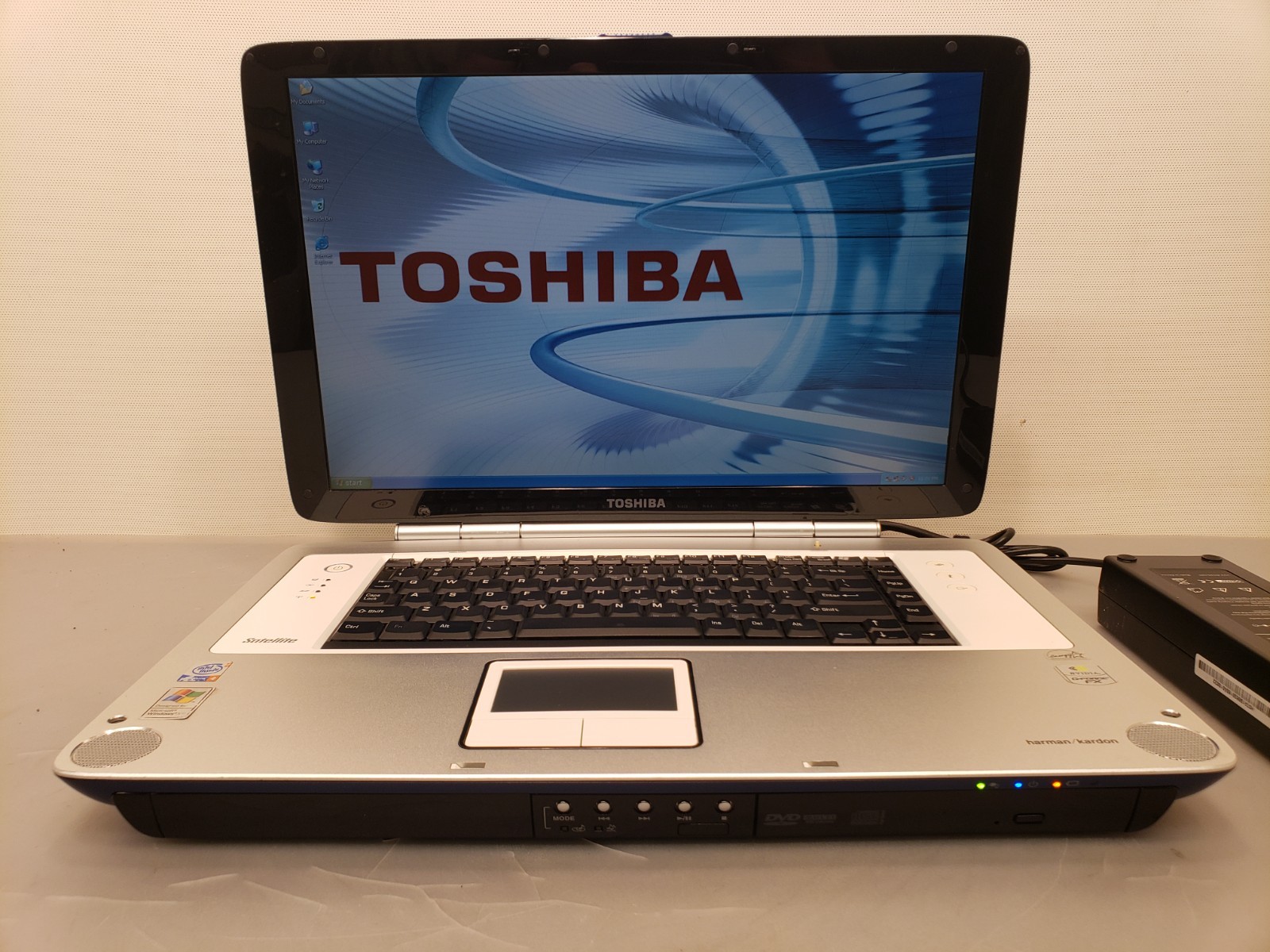 Vintage Toshiba Satellite 17" Gaming Laptop P25-S509 P4 2.8GHz 512MB 80GB XP 