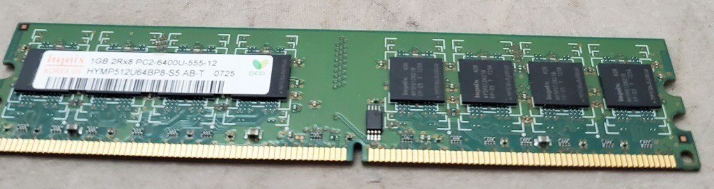 One Used Hynix 1GB 2Rx8 PC2-6400U-555-12 Korea 05 HYMP512U64BP8-S5- AB-T