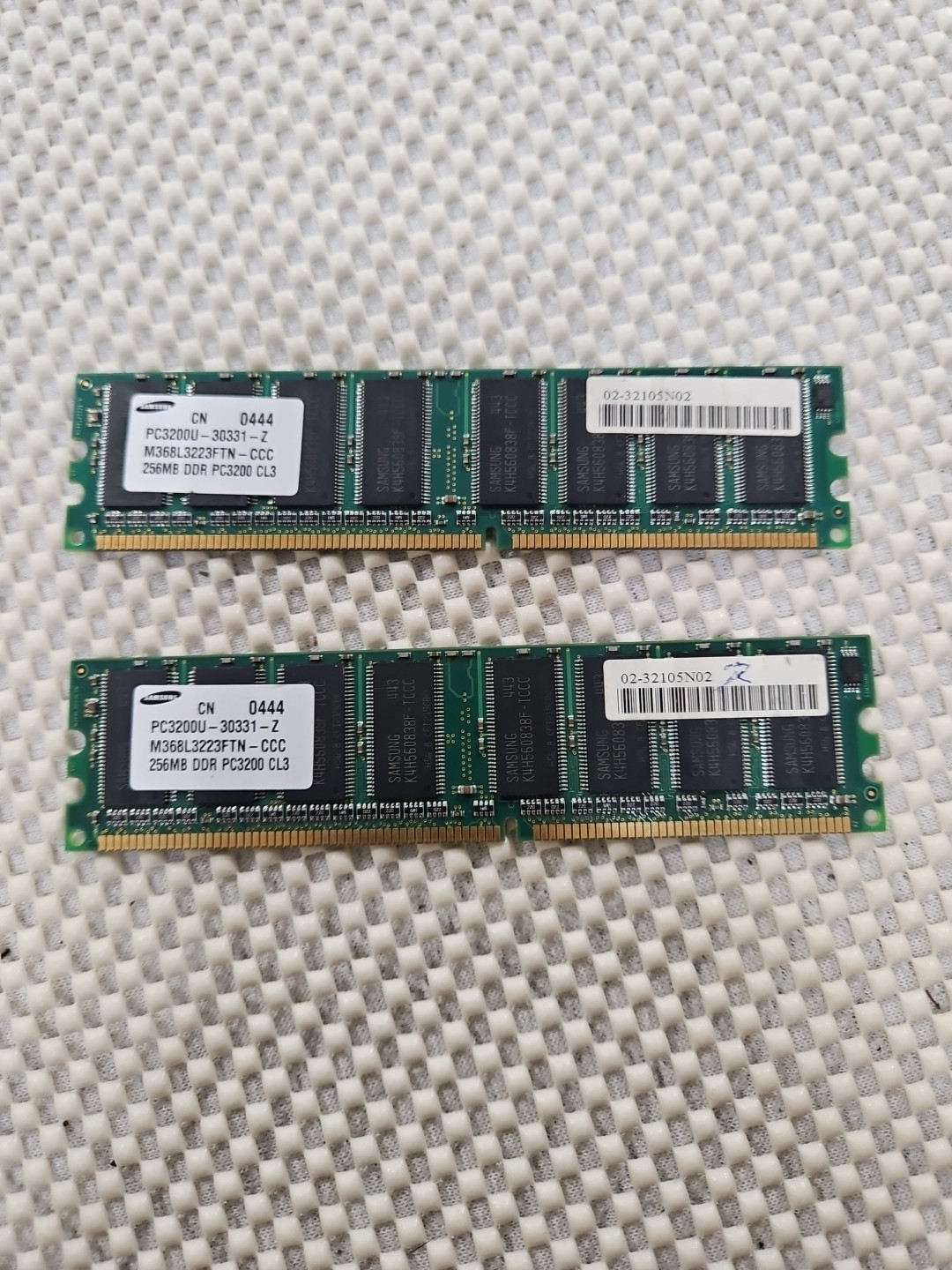 2 x Samsung 256 MB DIMM 400 MHz DDR SDRAM Memory (M368L3223FTN-CCC)