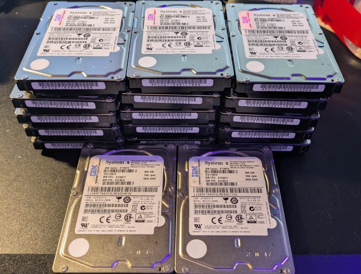 17x IBM System X 81Y9670 Toshiba MK3001GRRB 300GB 15K RPM SAS 6Gbps 2.5" HDDs