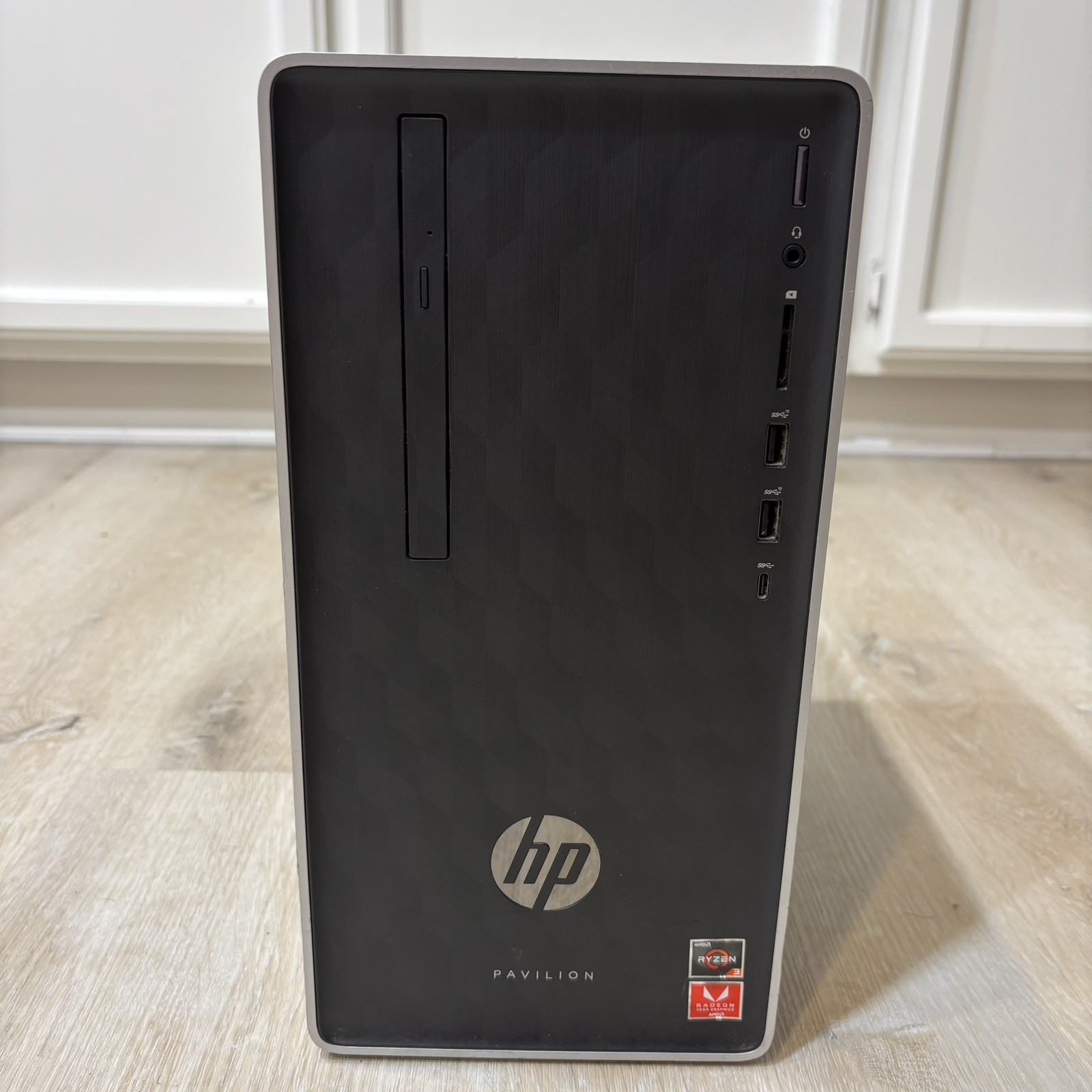 HP Pavilion 590-p0024 AMD Ryzen 3 2200G CPU 8GB DDR4-2666 SDRAM W10 Home
