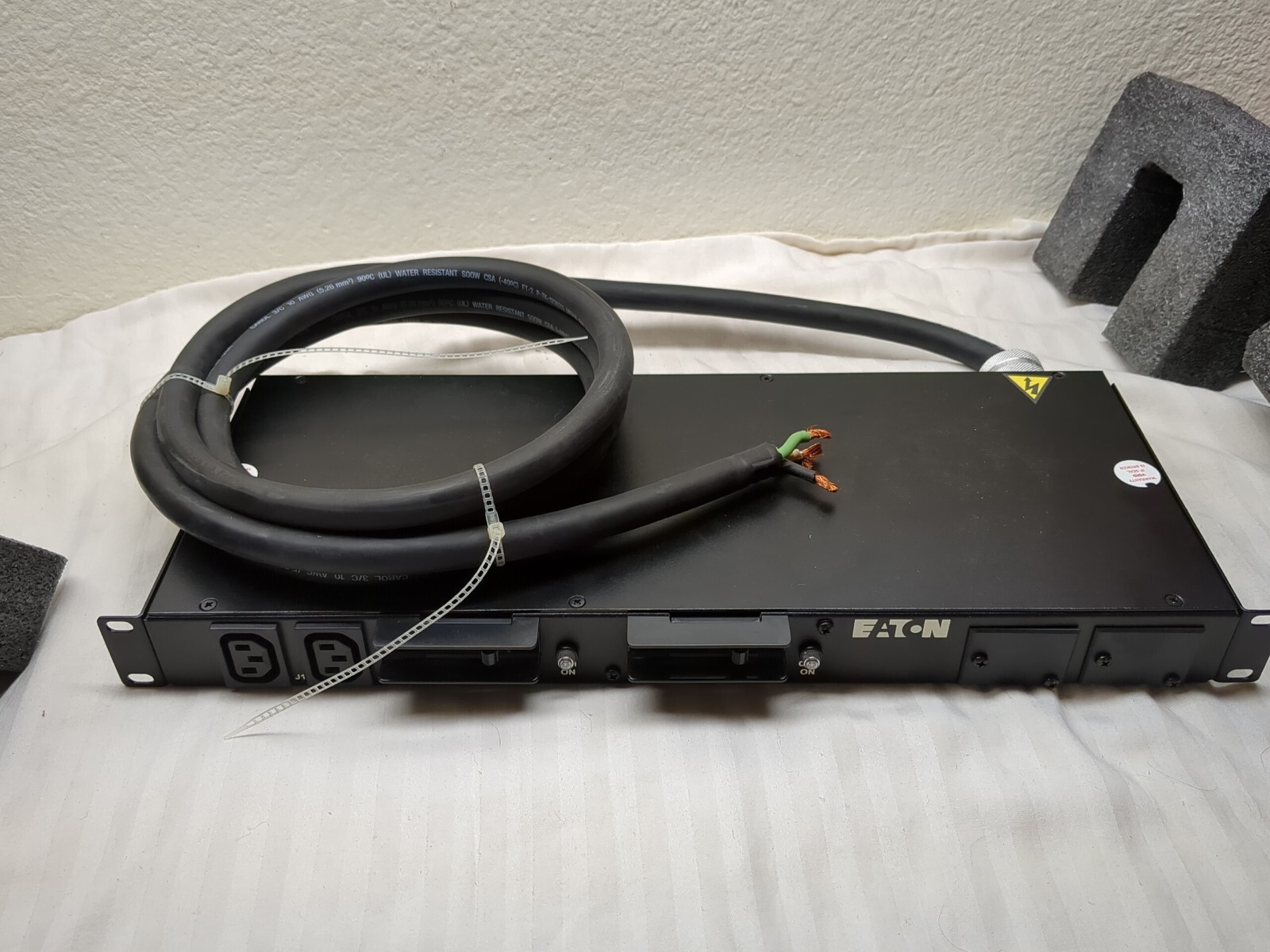 NEW Eaton PW105BA1U163 ePDU, 208-240V, 24A, 1U Horiz. T982F3-N-SL-009