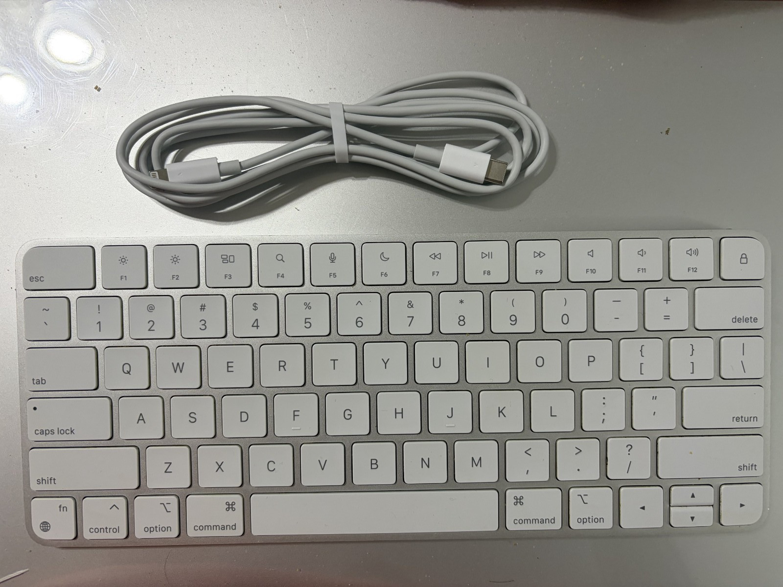 Apple  Magic Keyboard  Lightning  charging Port