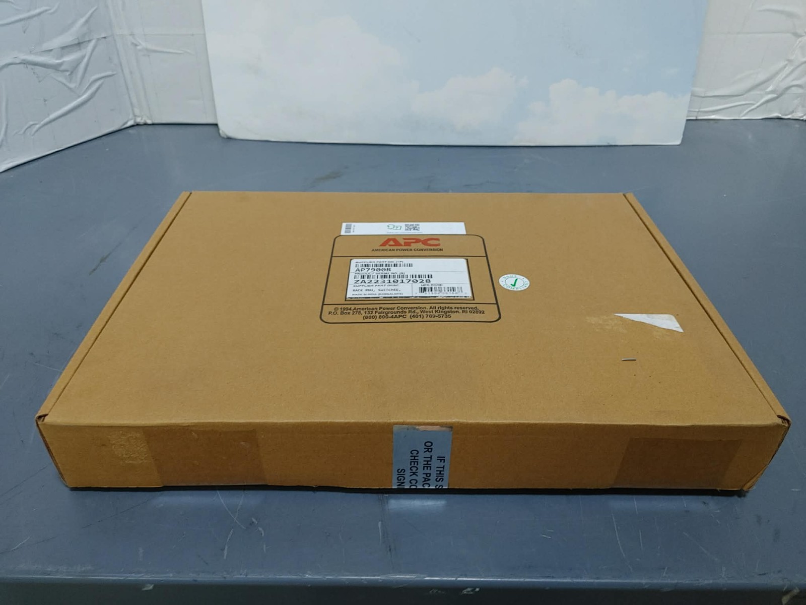 New Schneider APC AP7900B Switched Rack PDU 1U 100–120V 15A 8-Outlet Power Strip