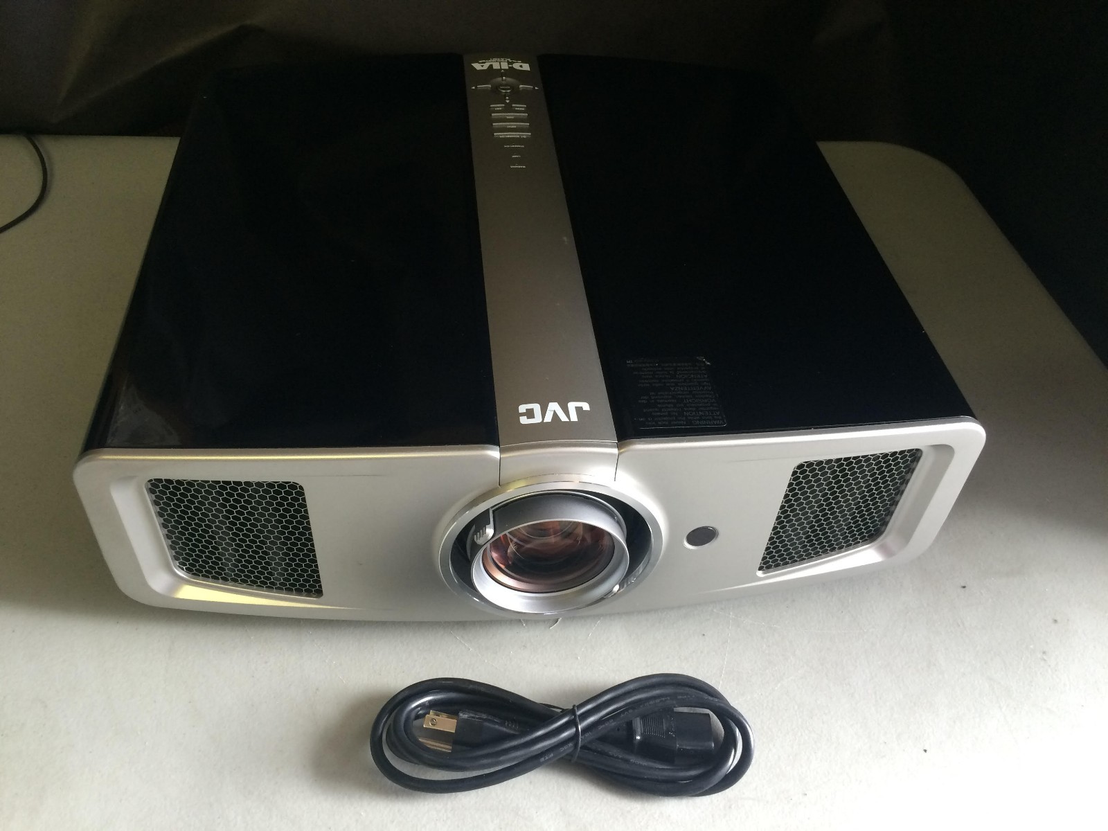 JVC DLA-HD1-BU PROJECTOR, WORKS GREAT CLEAR & BRIGHT IMAGE 896 ORIGINAL HRS