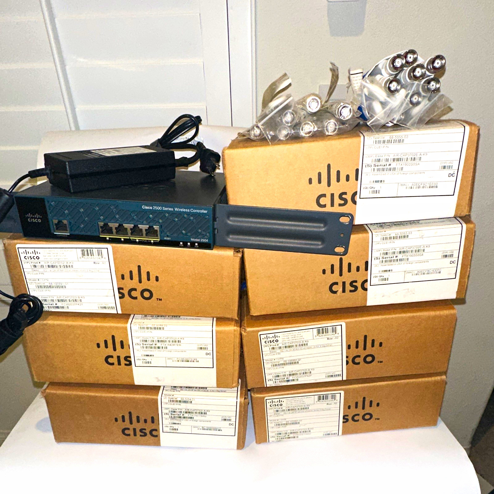 Cisco 5x AIR-CAP3702E-A-K9, 5x AIR-CAP3702I-B-K9, Cisco 2500 Series Controller