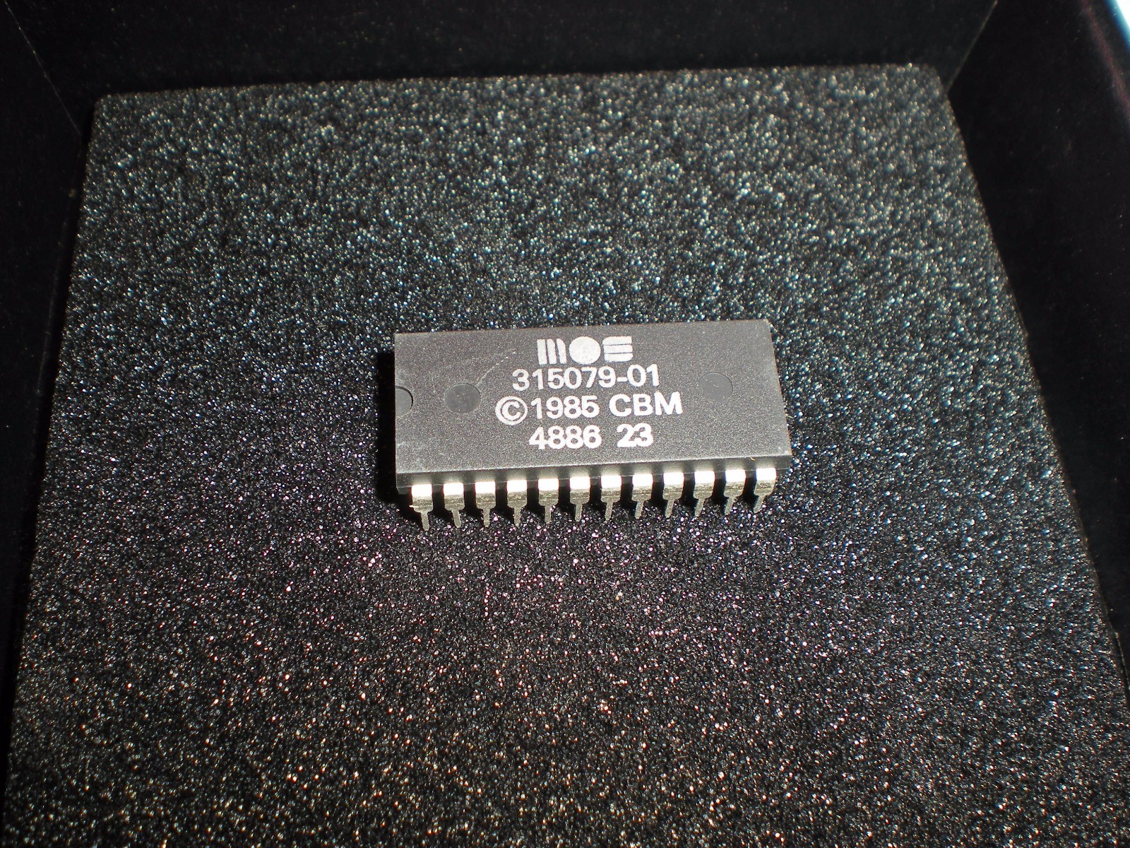 MOS 315079-01 character rom (German) IC chip for Commodore 128