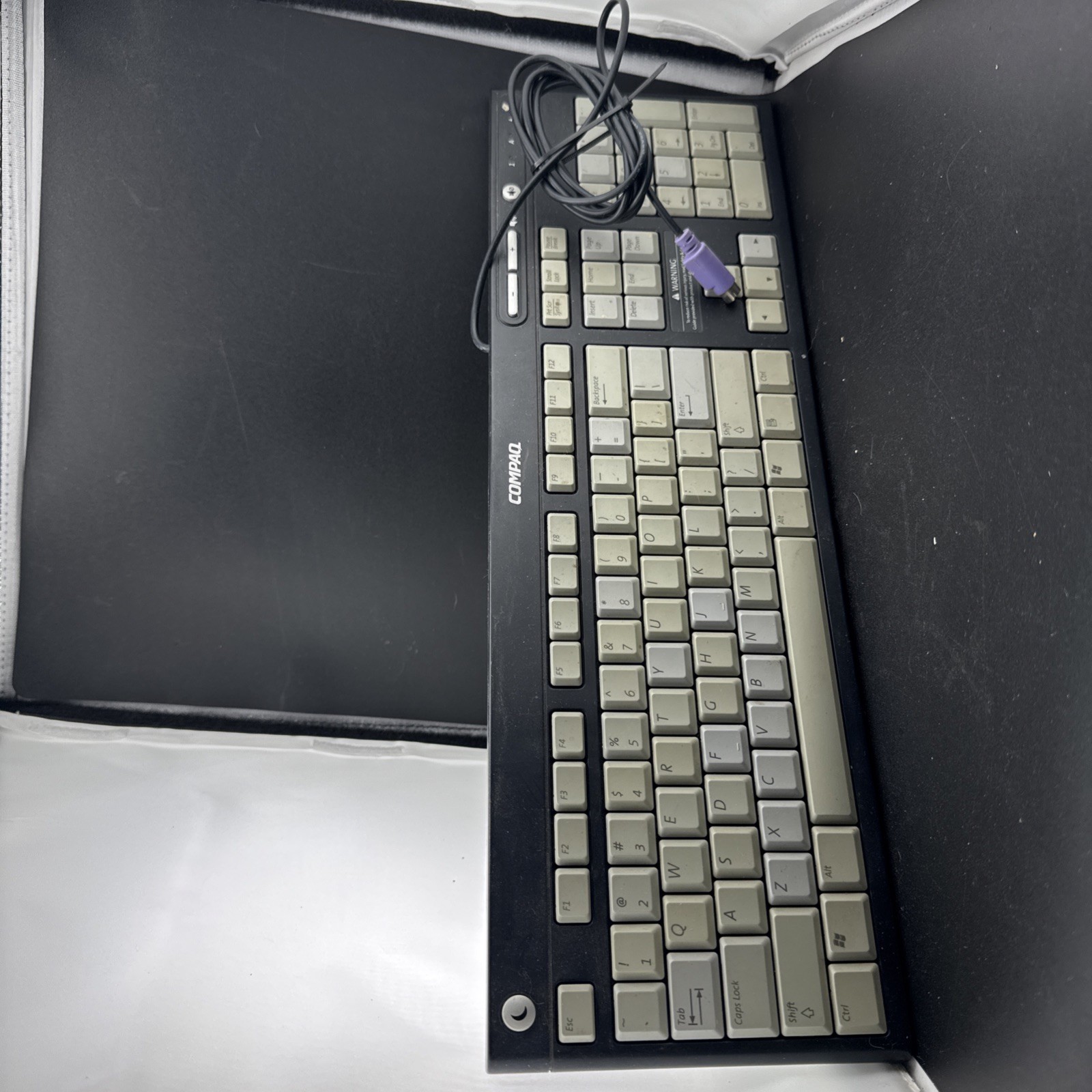 Compaq Wired Keyboard Model 5137 Part # 5188-0989 - PS/2
