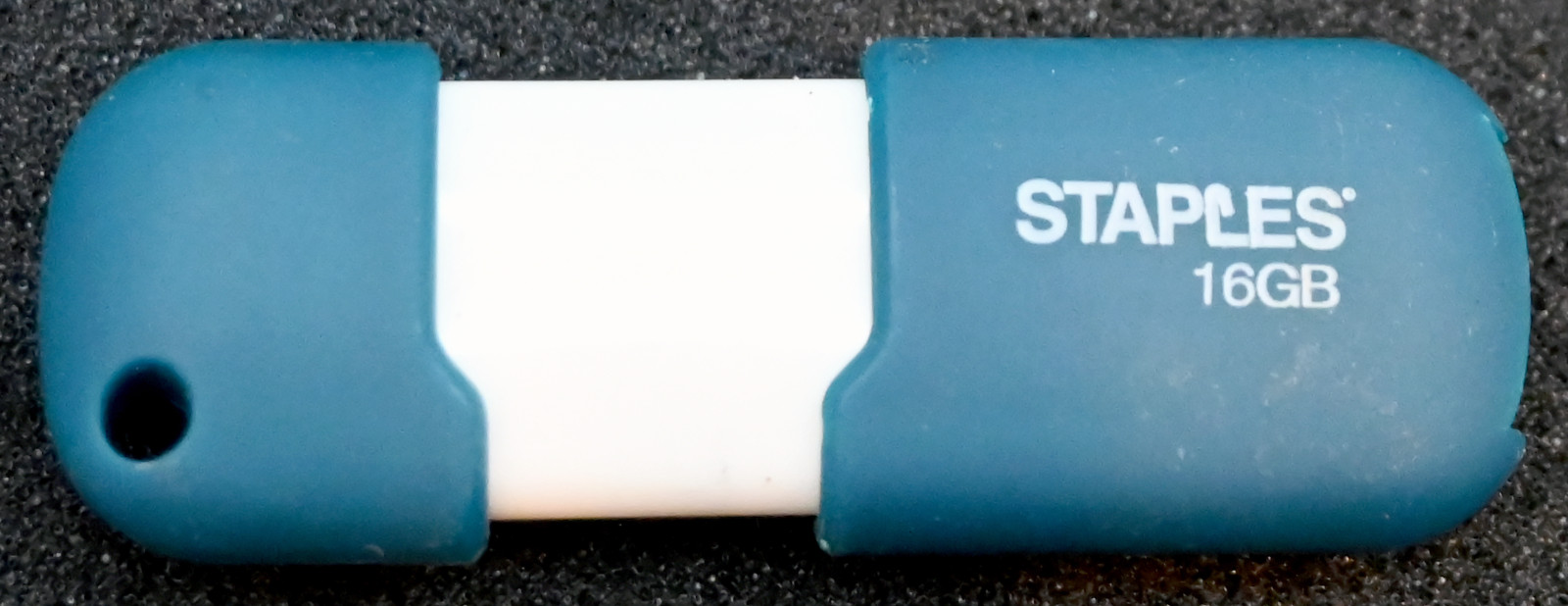 Staples 16GB USB 2.0 Flash Drive Pre-Owned Excellent Condition