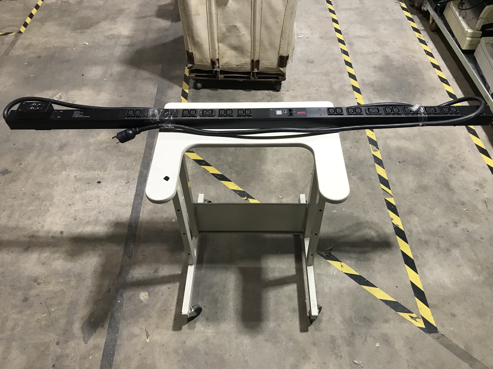 APC AP7841 24-Outlet PDU 200/208V Switched Rack Power Distribution Unit