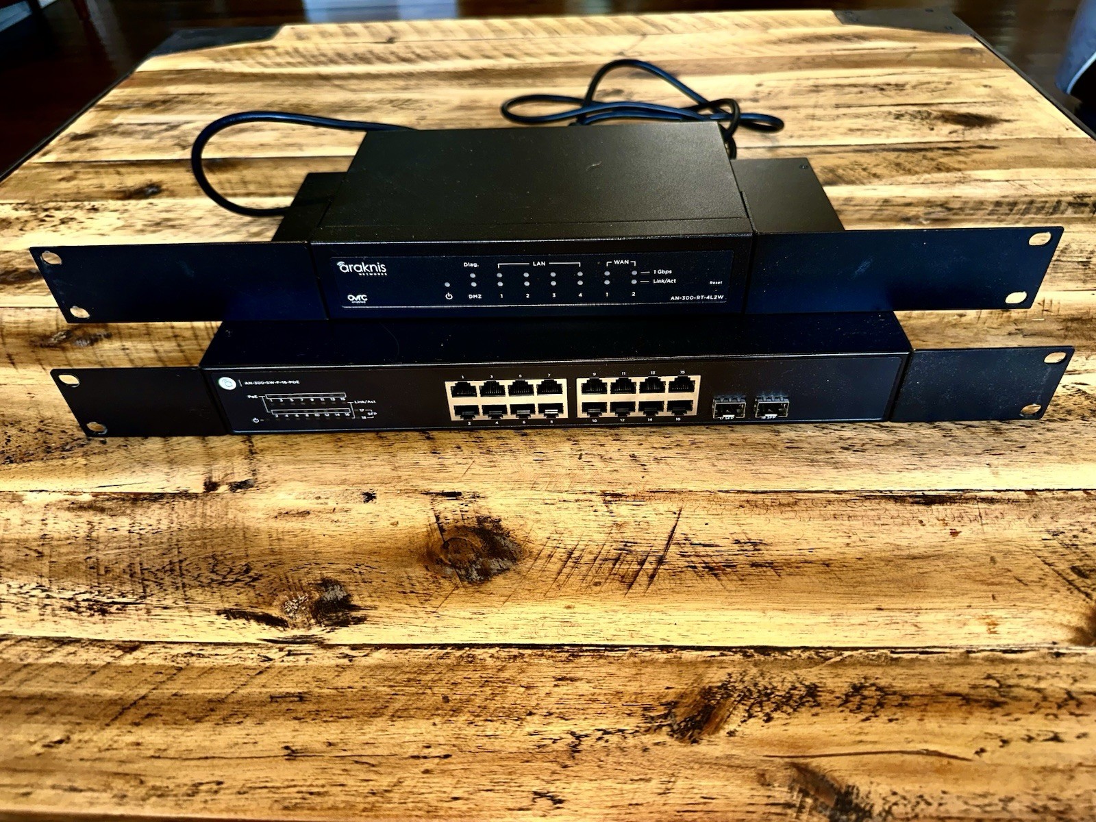 Araknis AN-300-RT-4L2W Gigabit VPN Router + Port Managed PoE Switch