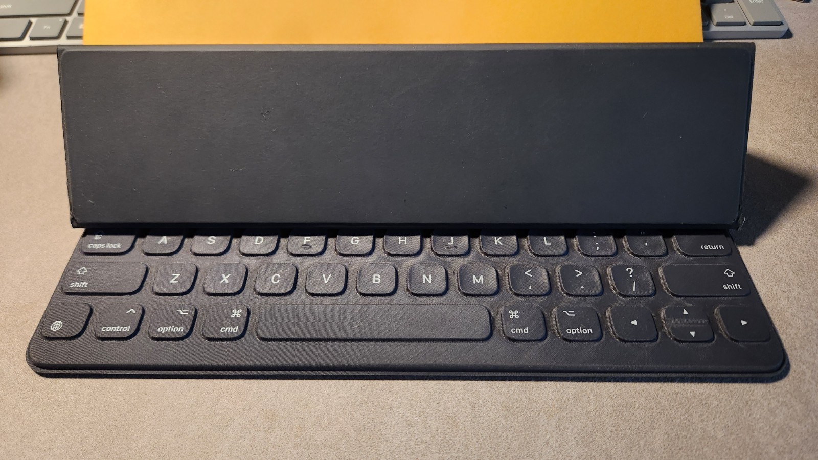 Used Apple A1772 Smart QWERTY Keyboard Folio For Apple IPad Pro 9.7" 1st/2nd Gen