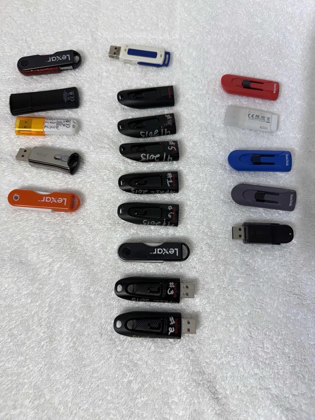 Big Lot of 19 USB Flash Drive Thumb Drive Memory Sticks - Mixed Mfg & Sizes (C2)