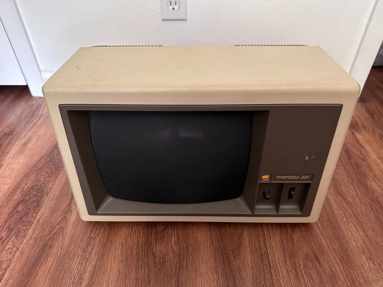 Apple Monitor III CRT A3M0039 – Needs repair
