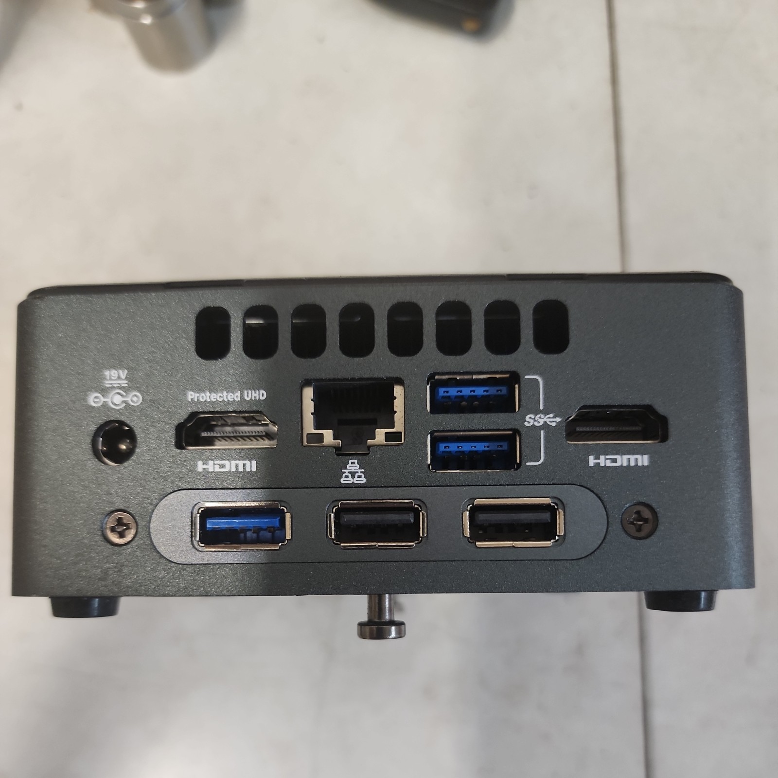 Intel BLKNUC7i3DNH1E  NUC7i3DNH