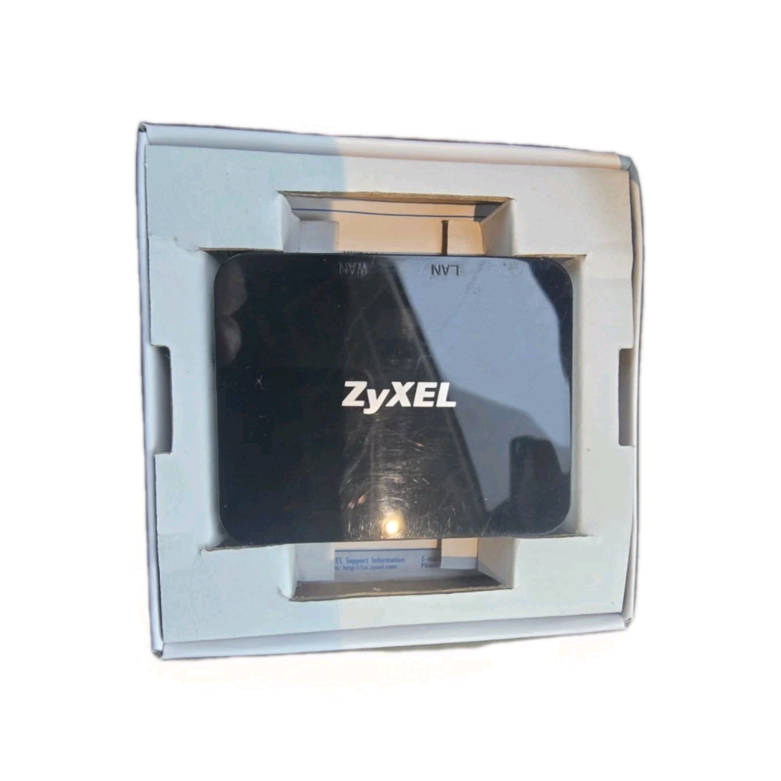 ZyXEL MWR102 150 Mbps 2-Port 10/100 Wireless N Travel Router, Hotspot - Untested