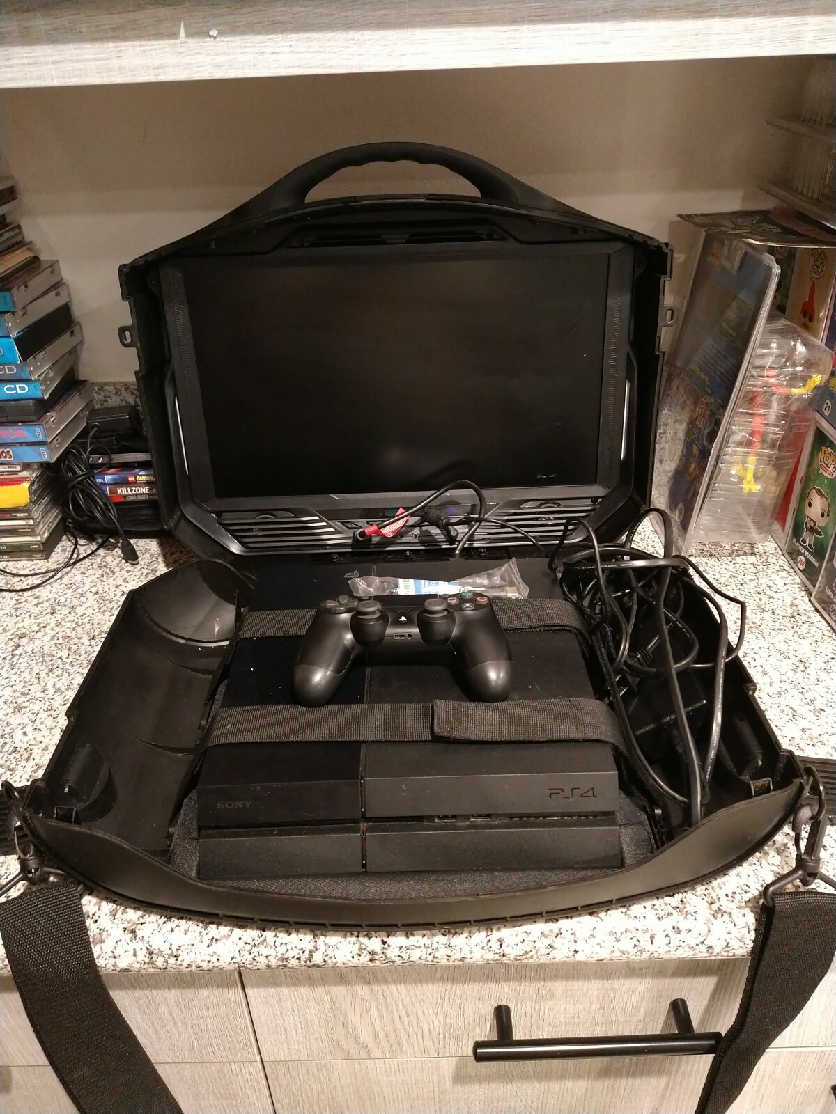 Gaems Vanguard G-190 Portable Gaming Monitor & PS4 console