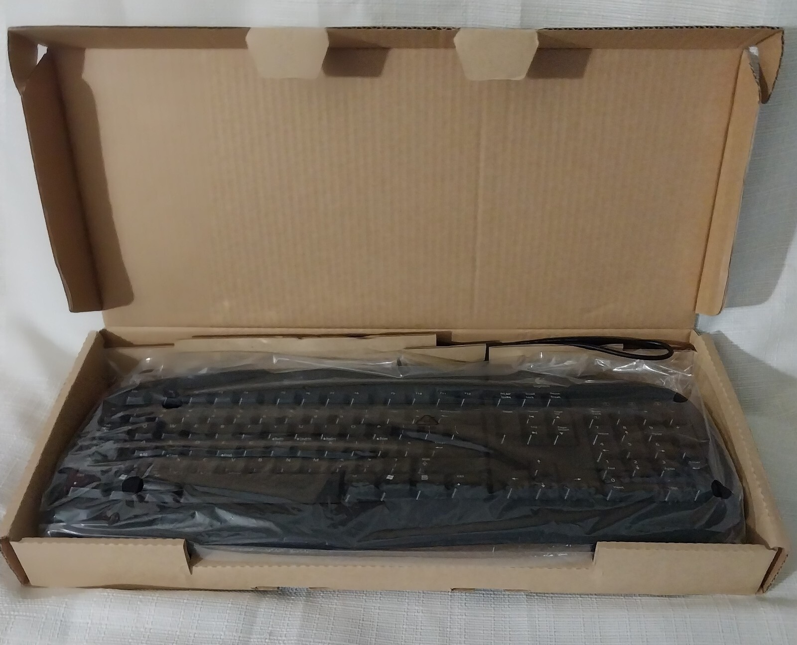 Logitech Deluxe Keyboard-Black PS/2 Wired 967447-0403. *** NEW 2004***