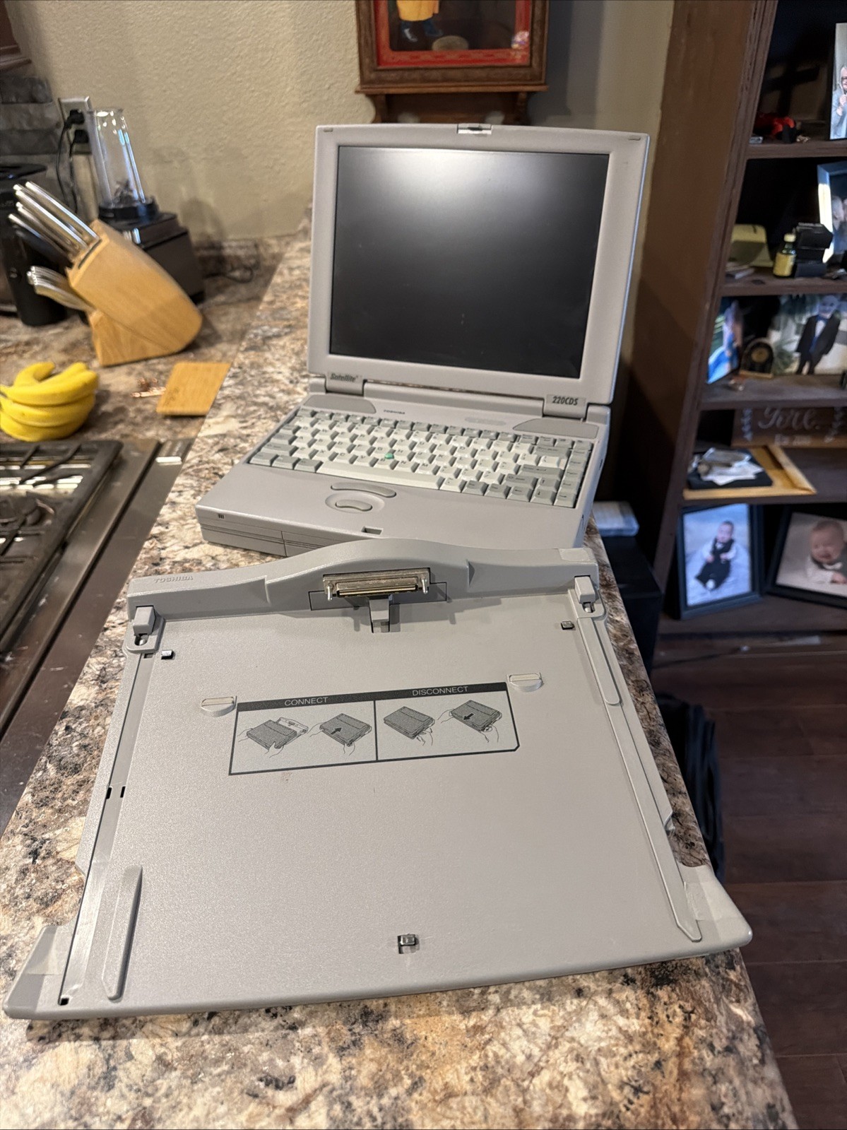 Toshiba Satellite 220CDS Pentium 133mhz 32mb 12.1”Screen/PA2717U Base UNTESTED👇