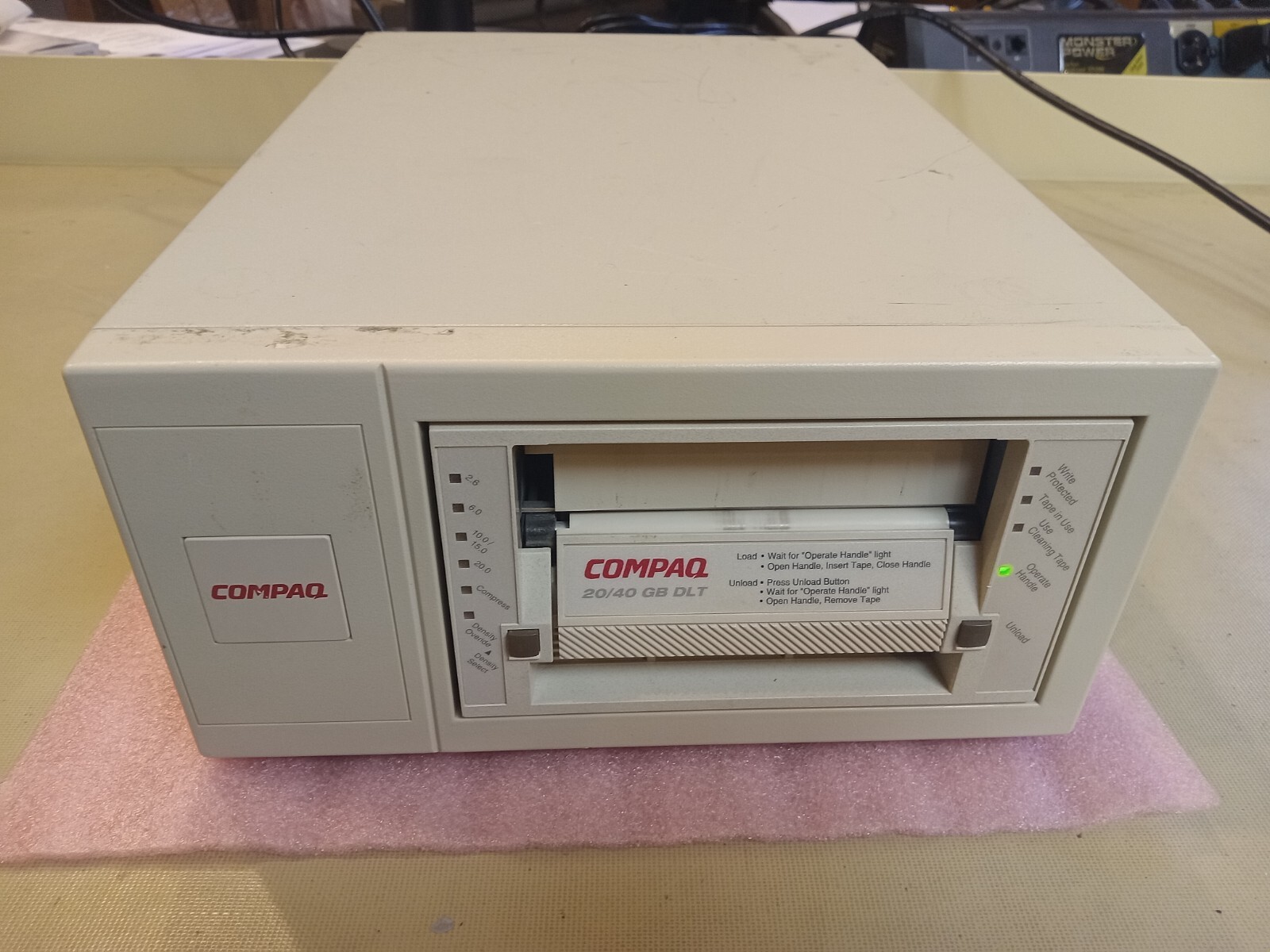 30-60085-01 COMPAQ HEWLETT PACKARD HP DLT EXTERNAL TAPE DRIVE WITH 2 HD 50PIN SC
