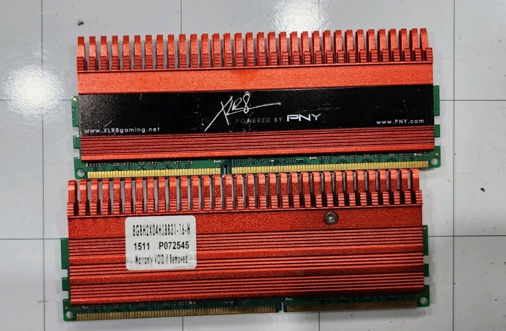 PNY XLR8 DIMM Desktop Memory RAM Red Heatsink 8GBHX2X04H1BB31-16-H P072545