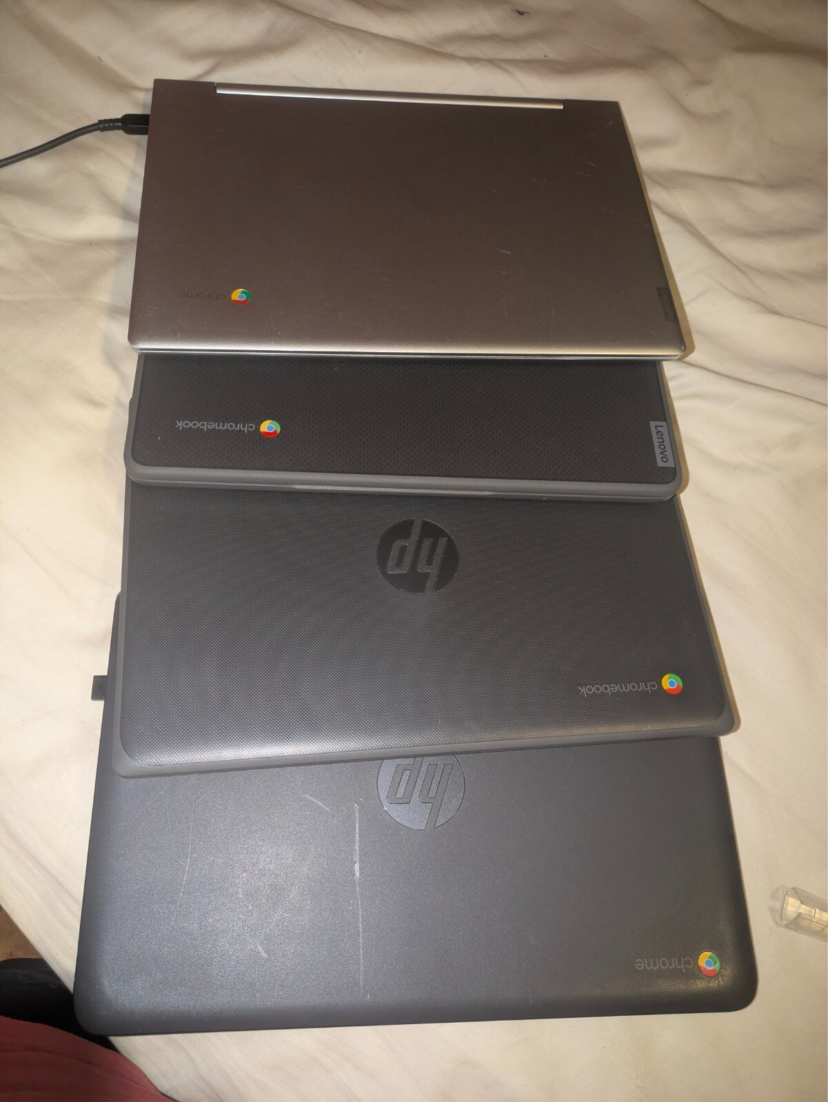 LOT of x4  4 units.  Chromebooks: HP (2), Lenovo (2)