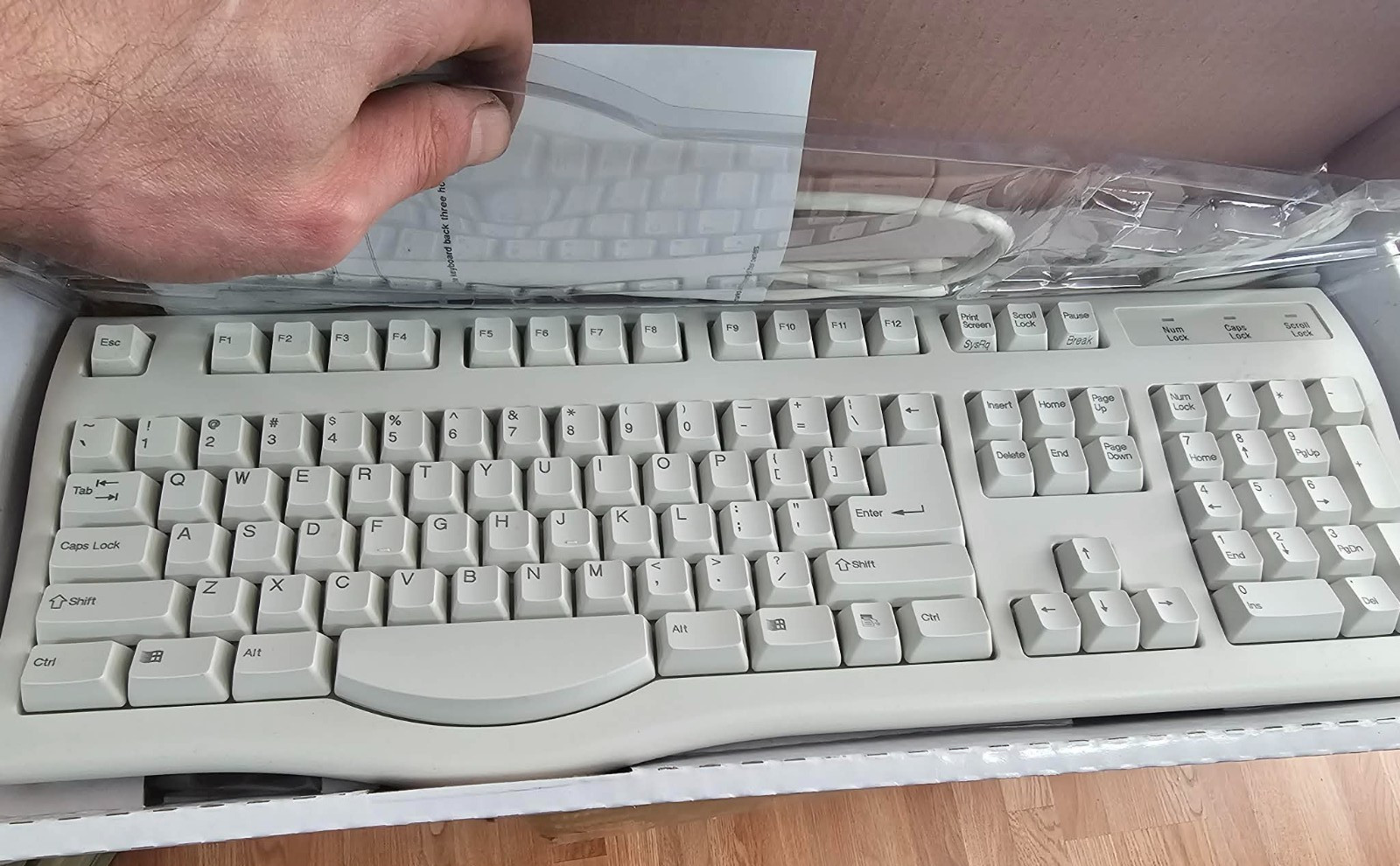 Brand New Old Stock Retro Prime Keysonic MCK-701W Ergonomic Wired Keyboard PS/2