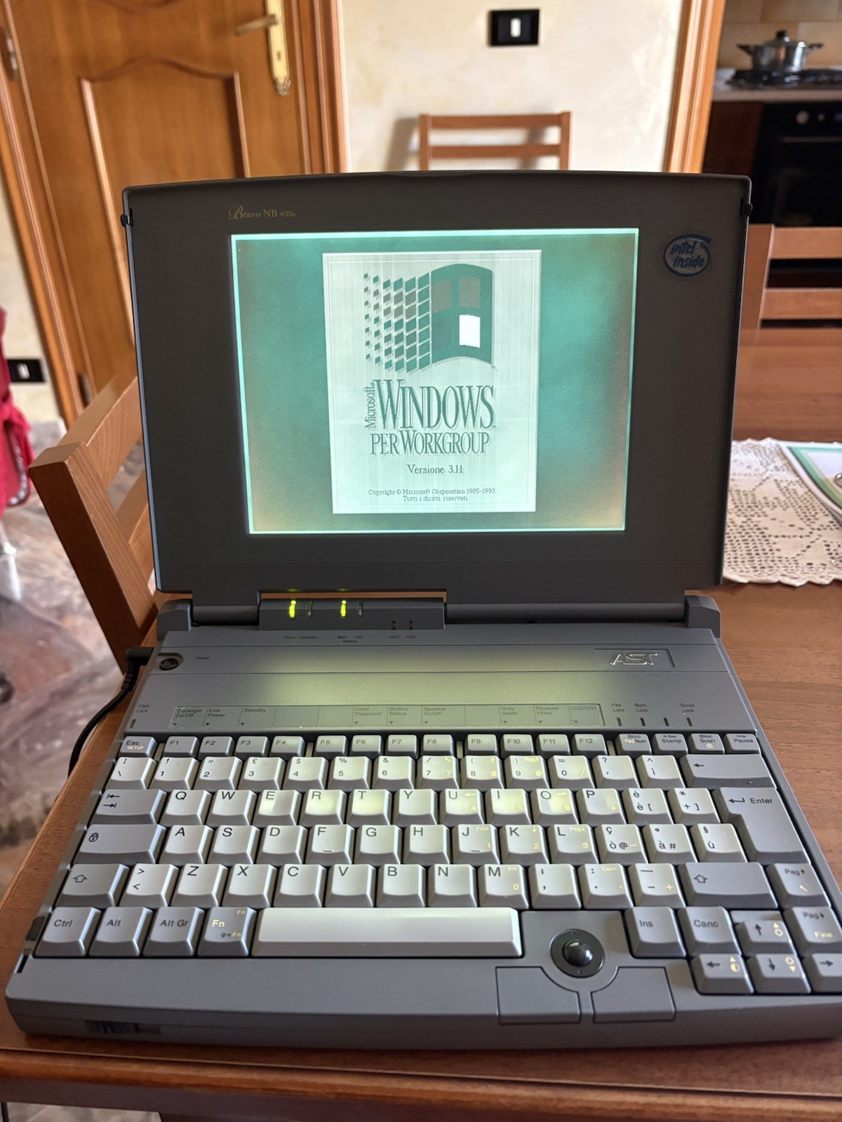 Vintage Laptop Notebook AST Bravo NB 4/25s Rare Retro’ Intel 486
