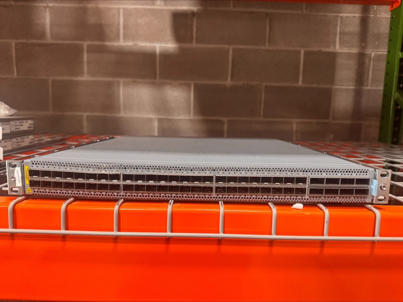 Juniper QFX5120-48Y-AFI 48x 25GbE SFP28 8x 100GbE QSFP28 *cosmetic port damage*