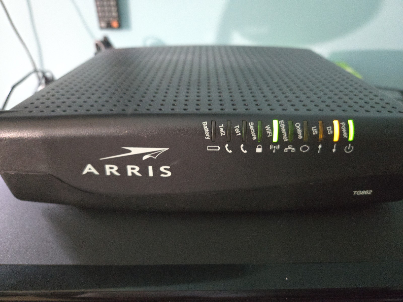 ARRIS TG862G DOCSIS 3.0 Residential Gateway 802.11n 4 port router w Power TESTED