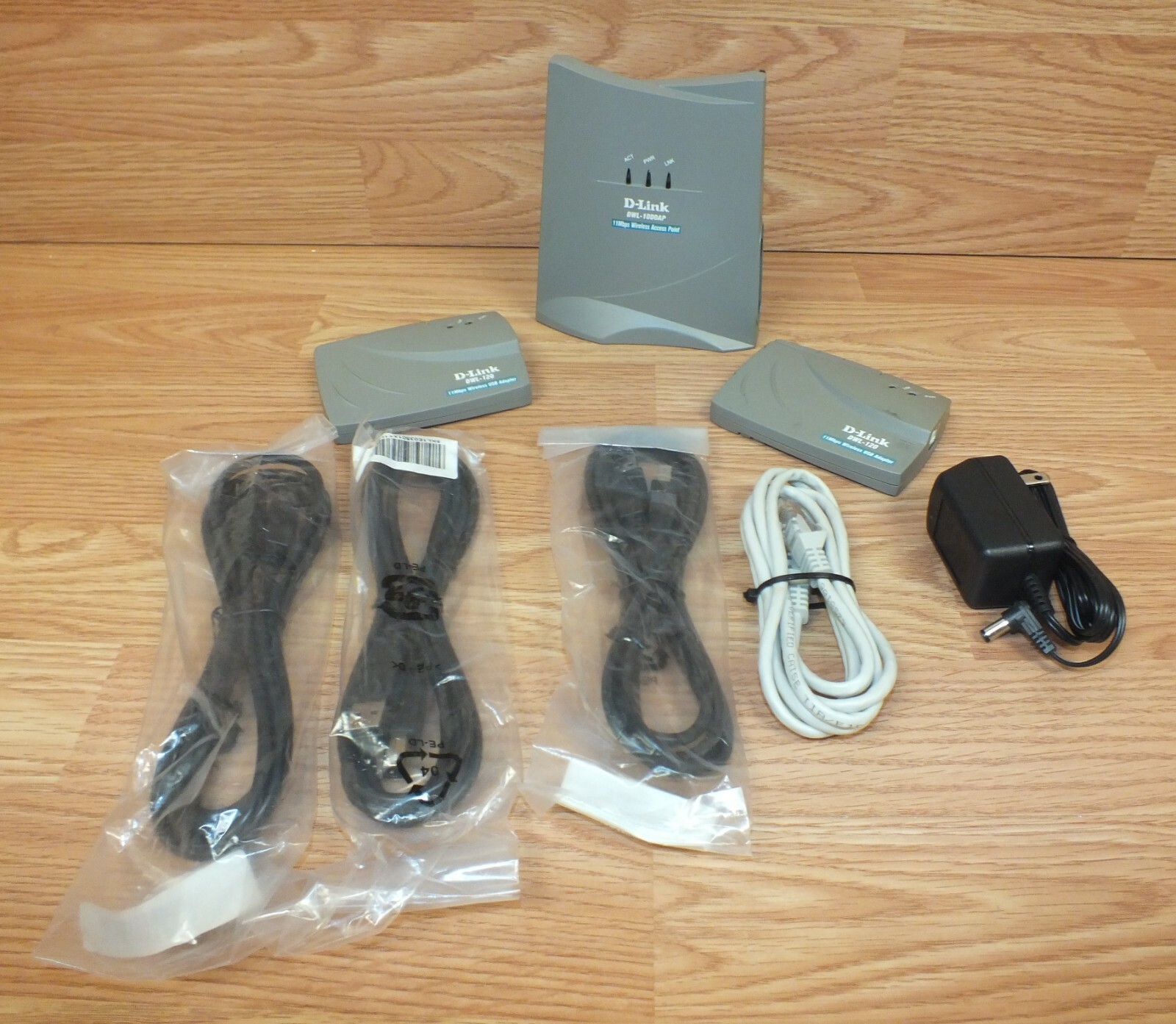 D-Link DWL-1000AP 11Mb Wireless LAN Access Point & 2 DWL-100 Adapters 802.11b 
