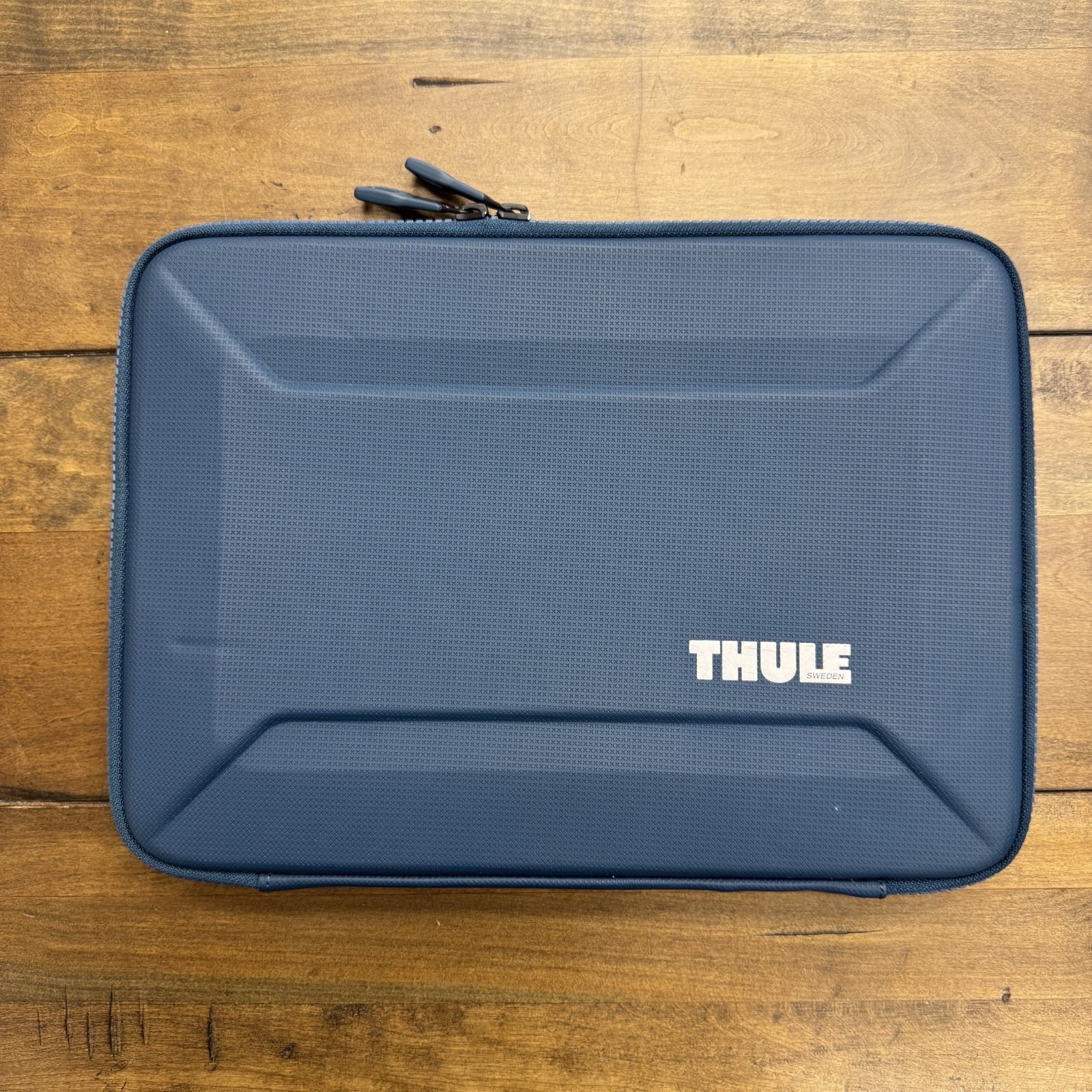 Thule Hard Shell Gauntlet Sleeve Case 13 in Blue laptop 4.0