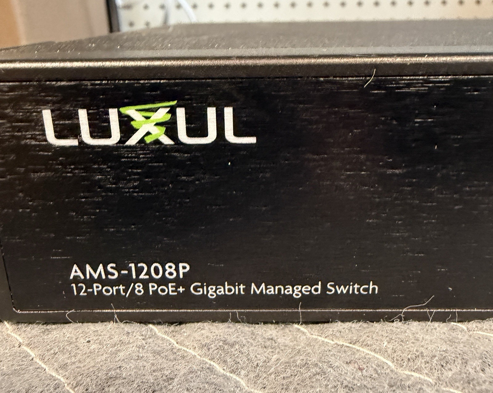 Luxul (AMS-1208P) 12 Ports 8 PoE+ Gigabit Switch 