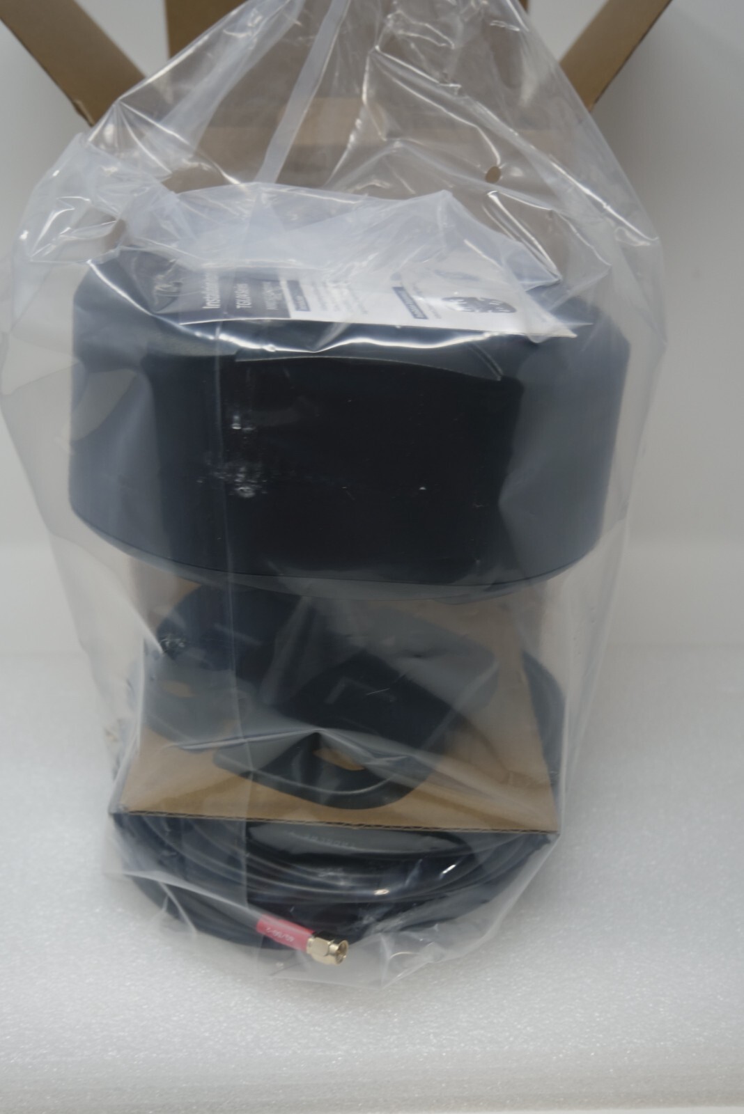 TAOGLAS. TGX.04 – 4 x 5G/4G LTE MIMO Cross-Polarized Antenna w Mount Bracket