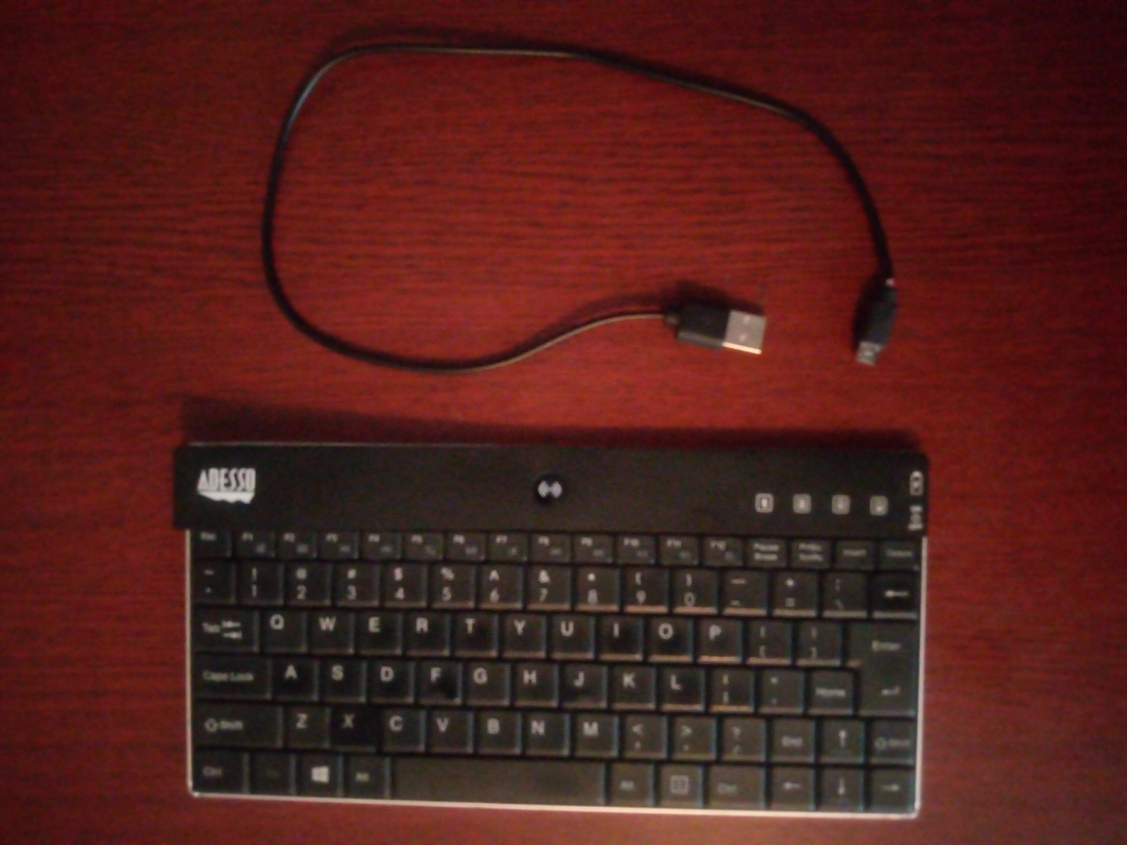 Adesso wireless keyboard (WKB-1000SB) black keys, silver metal bottom- for parts