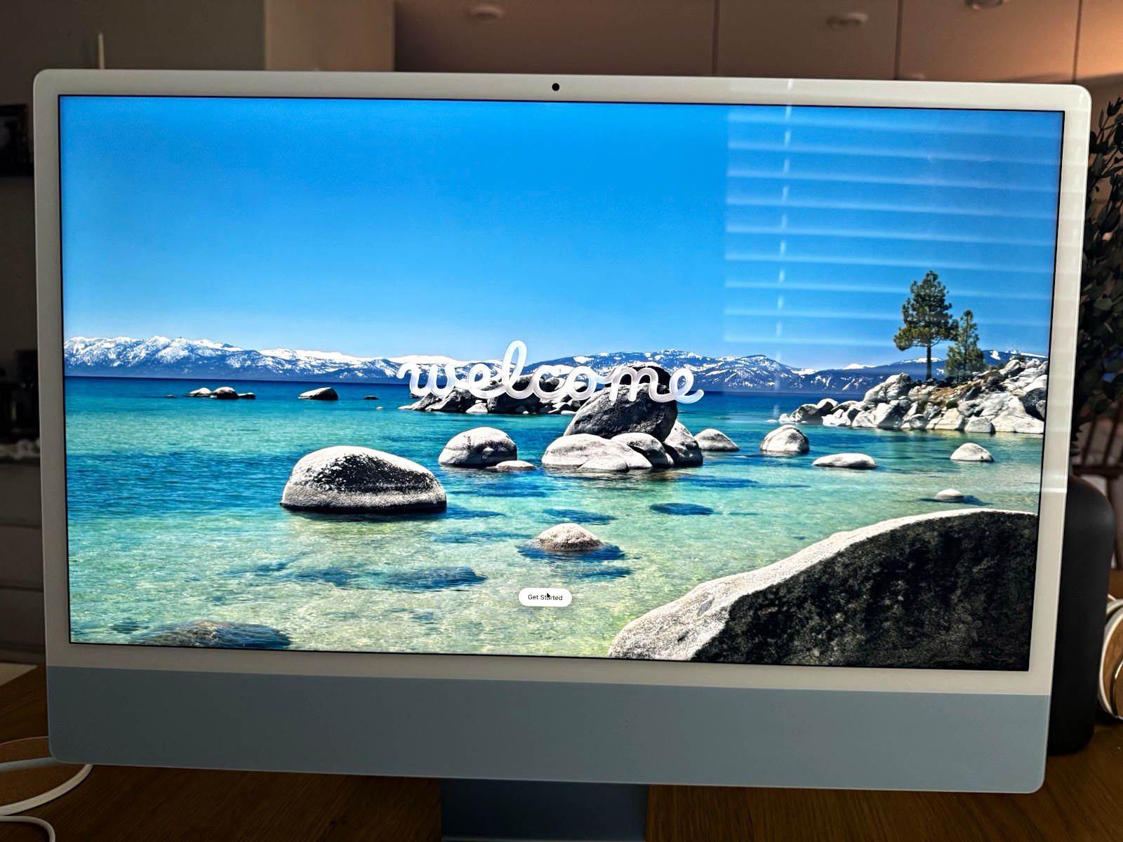 Apple iMac Series iMac 24 in Blue All-in-One Desktop Computer