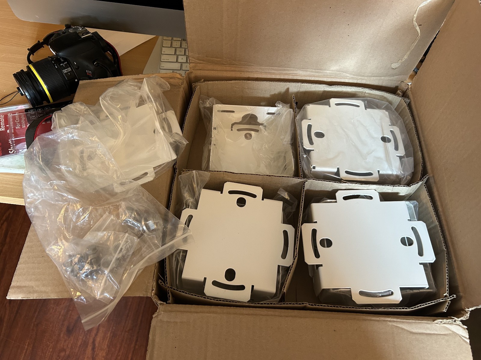 4 in the box extreme network KT-147407-02 Outdoor mounting hardware