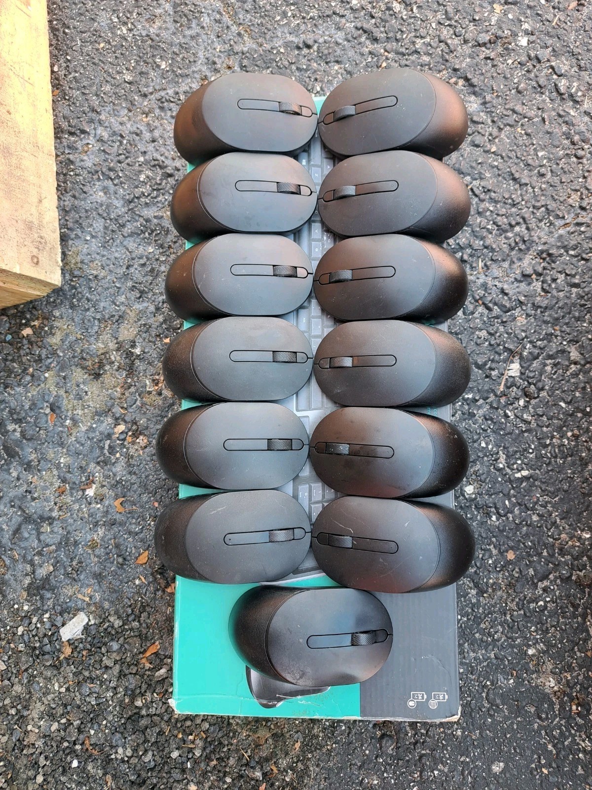 Lot Of 13 Dell MS3121W  Computer Wireless Mice. NO USB RECEIVER. Power ON 