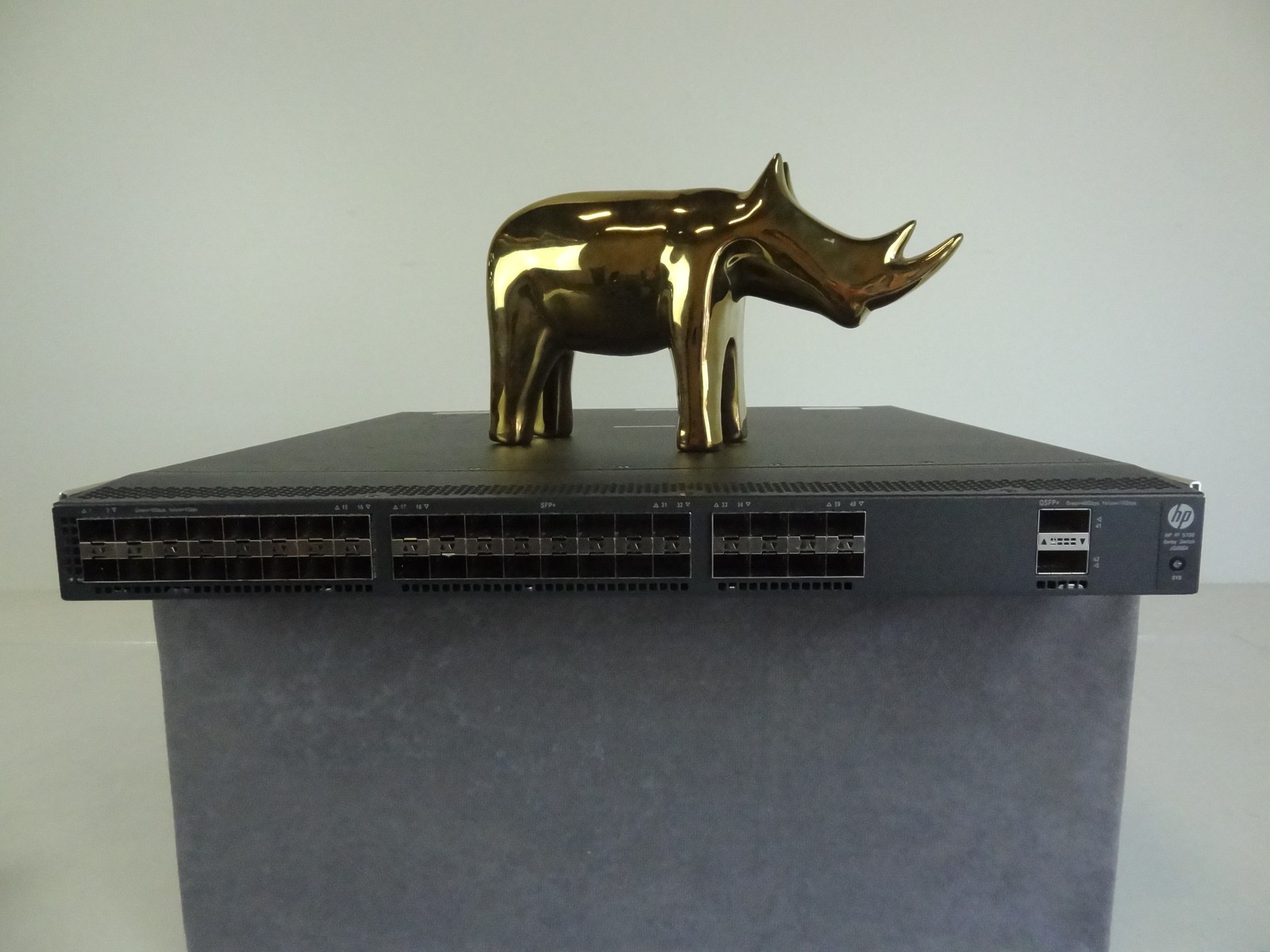 JG896A HP FLEXFABRIC 5700 40XG 2QSFP+ SWITCH JG896-61001 JG896-61101