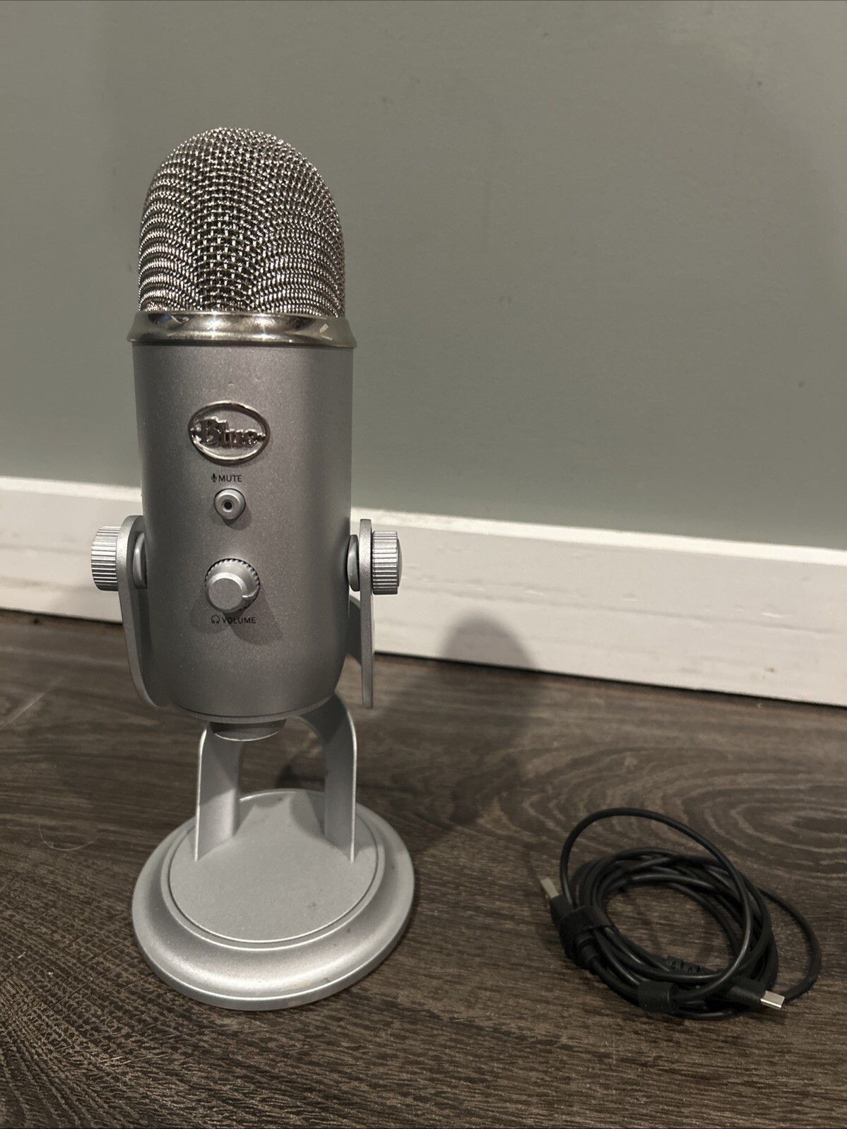 Silver Blue Yeti Microphone for computer with cable 