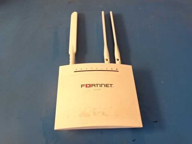 Fortinet FortiExtender FEX-40D-AMEU 3G/4G LTE Wireless WAN Extender w/ Antennas