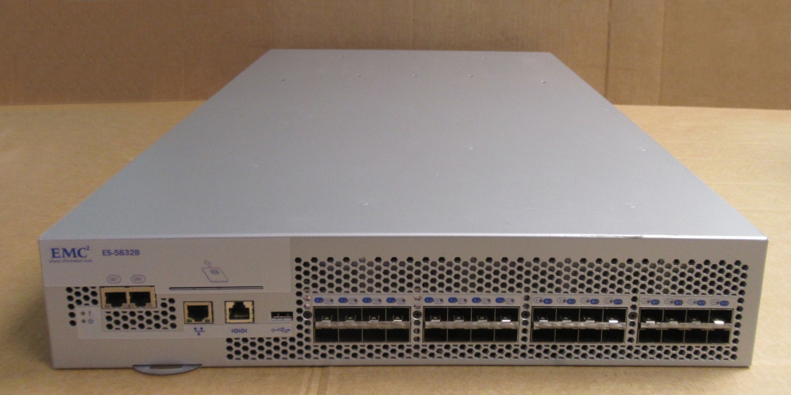 Brocade EMC ES-5832B 32 Port Active 32 x 8Gb Fibre Channel Switch + extra licens