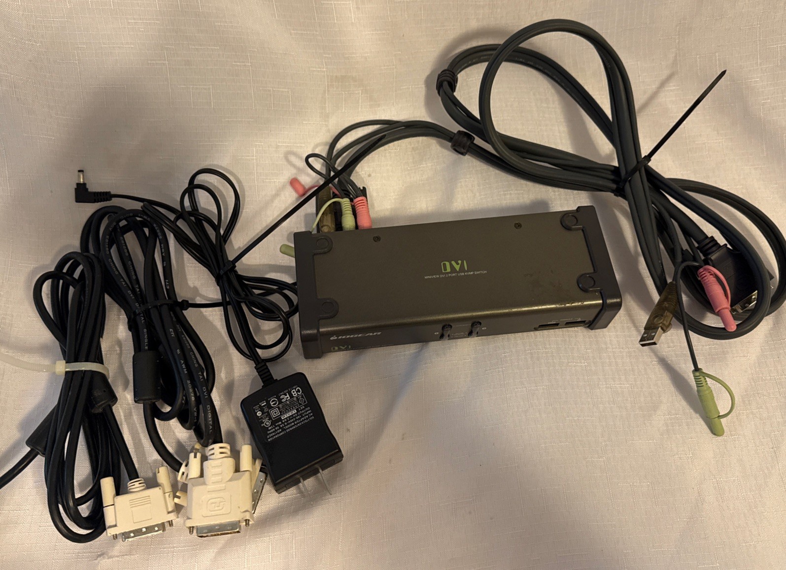 IOGEAR GCS1102 2-Port DVI KVMP Switch & 3 Cables - GCS1102