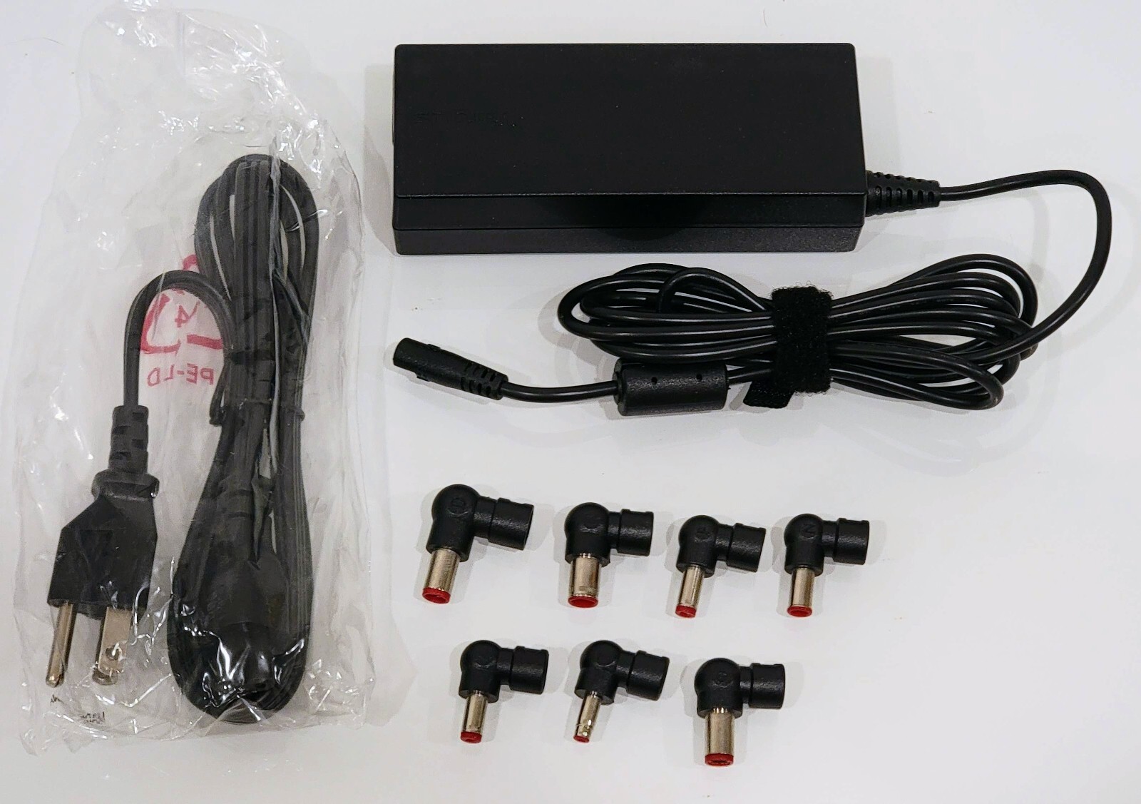 Targus LAPTOP CHARGER APA31US 90-Watt AC Universal Replacement  [Open Box]