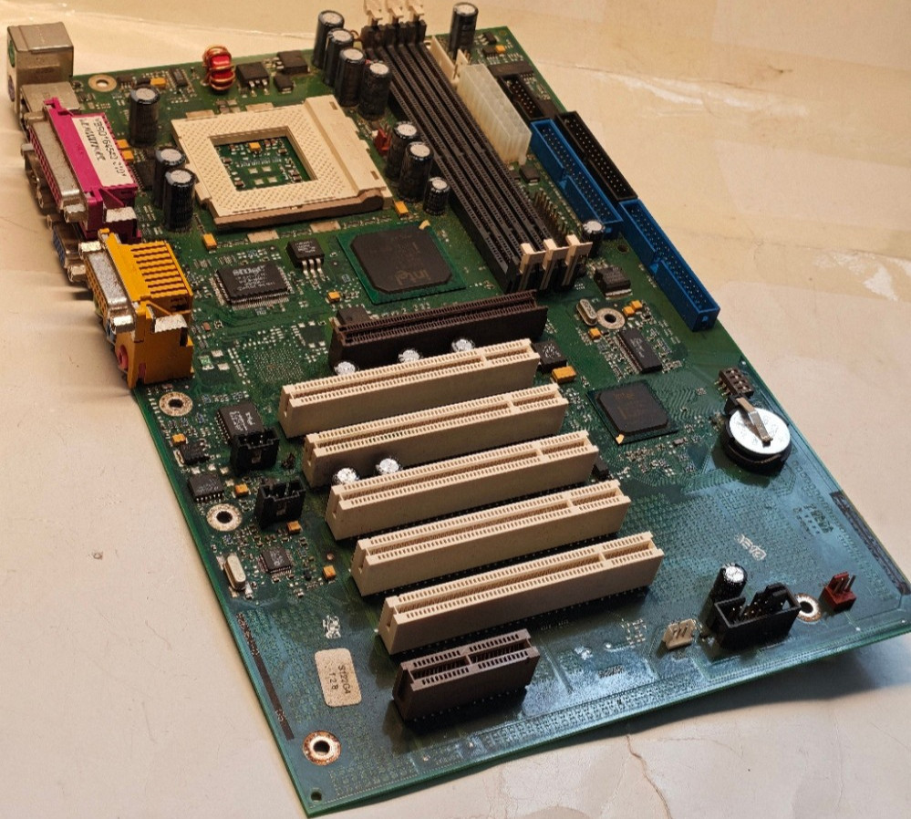 Socket 370 Siemens Nixdorf D1184 Motherboard (Intel 815 Solano) + CPU & 128 MB