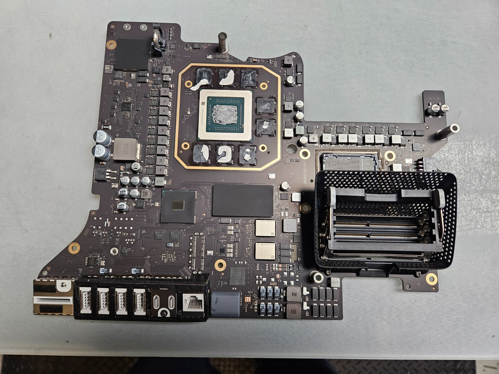 Apple iMac A2115 27" 2020 Logic Board 500 GB SSD Radeon 5700XT  16 GB VRAM READ