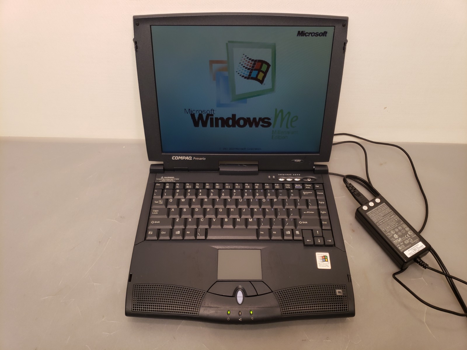 Vintage Compaq Presario 1200 Laptop Celeron 600MHz 20GB Floppy Drive *Windows Me