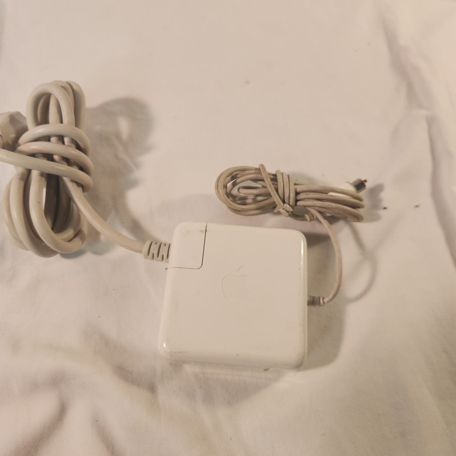 APPLE 65w portable power adapter