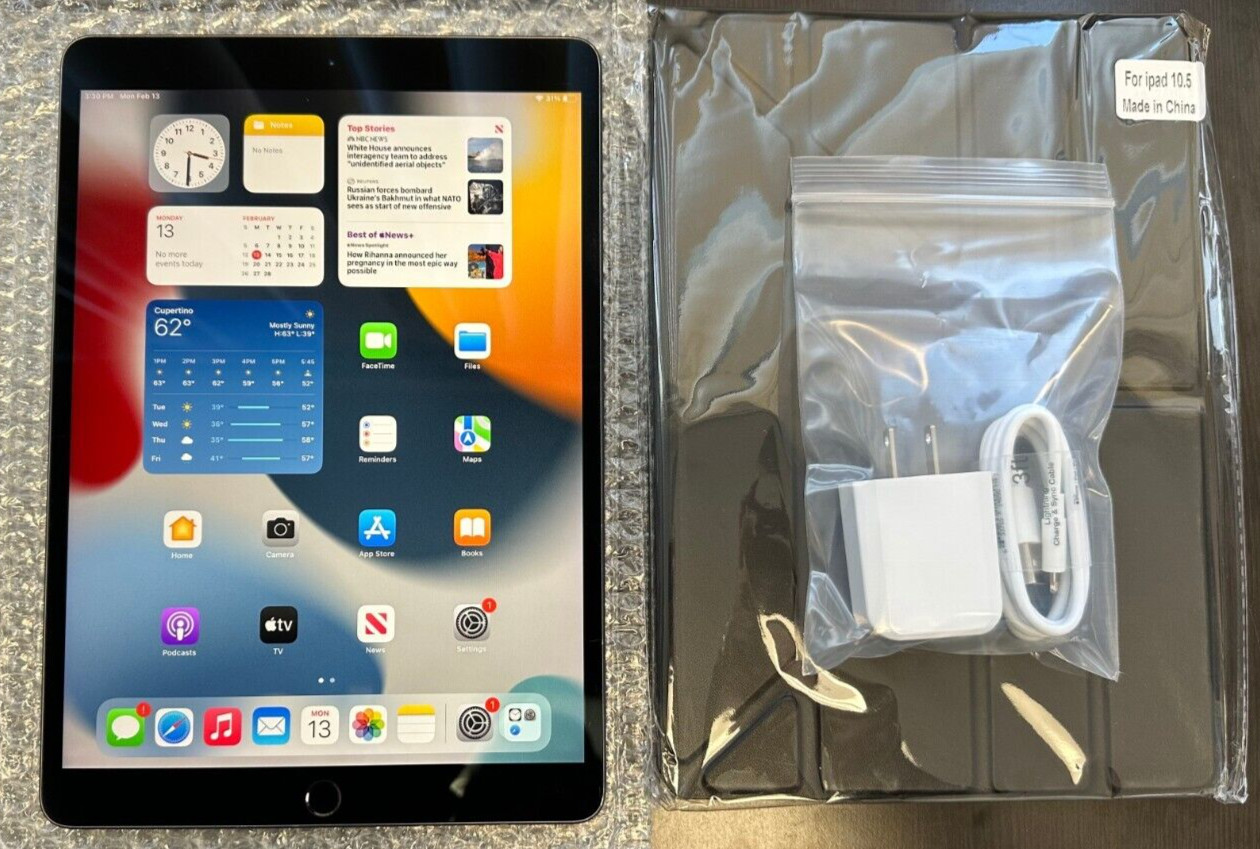 Apple iPad Air 3rd Gen A2152 10.5" 256GB – Random Color – Bundle